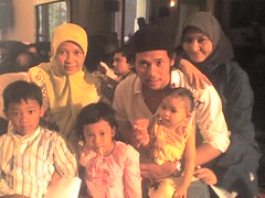 Pipin dan kedua anaknya Alif dan Rani. Putra Om Hussein Umar: Emil dan keluarganya Echa dan Fouz.