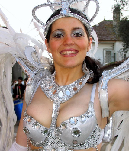 Samba dancer Juliana wearing bra in Carnaval da Bairrada 2008