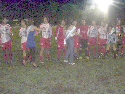 Reina y Princesas saludan a los jugadores del Dep. Libertad, Estudiantes e Independiente