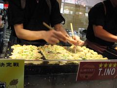 Mitsuwa Marketplace: Kukuru - takoyaki (making)