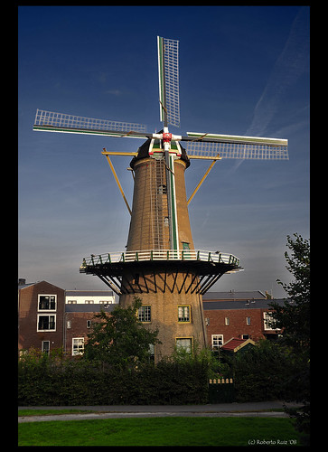 Hellevoetluis De Hoop windmill.... by B'Rob.