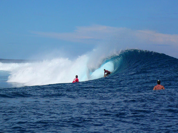 Teahupoo surfing 1