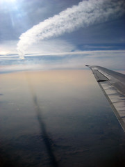 Estela de otro avión y su sombra en la Tierra