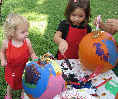 Fun and easy ideas for hosting a Halloween Pumpkin Painting party for kids! Free Printable Invitations. LivingLocurto.com