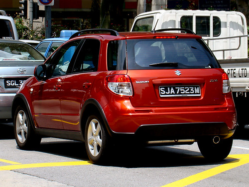 Suzuki Sx4. Suzuki SX4 metallic orange