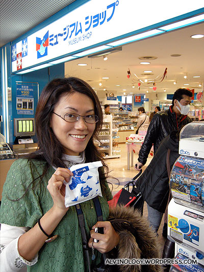 We went shopping at the Kaiyukan gift shop - Rachel bought a spoon and a handphone strap