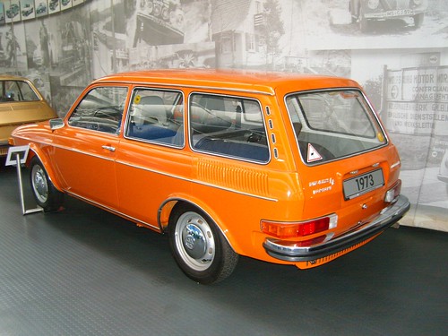 orange VW 412 LE Variant im VWMuseum Wolfsburg by bayernernst