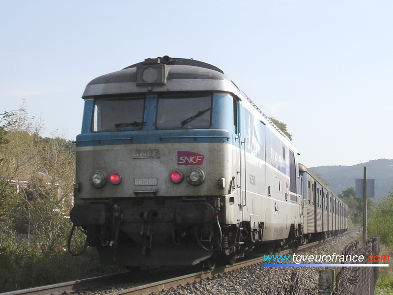 La locomotive Diesel-électrique BB67560 SNCF en livrée "En voyage" est en pousse d'une rame RIO assurant un TER Aix - Marseille le 27 octobre 2006.