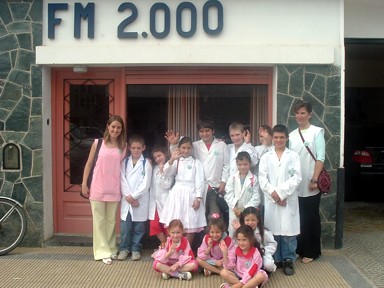 Docentes y alumnos de la Esc. Rural Narciso Laprida de Campo Ojo de Agua, posan frente a FM2000