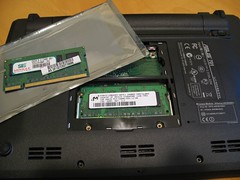 The factory-installed 512 MB of memory (left) and the 1 GB new memory in the case