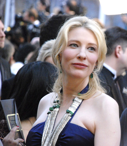 Cate Blanchett walking the red carpet during Oscar 2008.