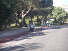 De cadeira-de-rodas na ciclovia da Quinta do Marquês, Oeiras