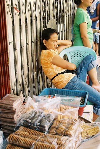 Pasig Manila woman snack vendor asleep on a chair sweet cookies Pinoy Filipino Pilipino Buhay  people pictures photos life Philippinen  菲律宾  菲律賓  필리핀(공화국) Philippines    