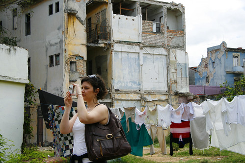 Patricia taking pictures in Havana por Patricialicious.