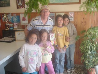 Mateo Palmeri junto a los niños del Centro de Apoyo al Niño y la Familia