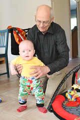 Ava går med morfar