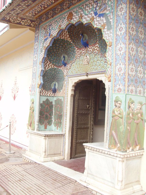 Puerta con pavos reales en el Palacio de Jaipur