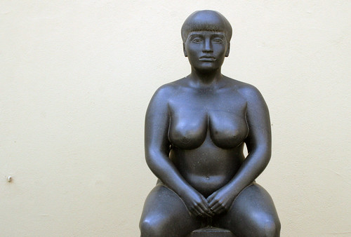 Sitzende weibliche Figur