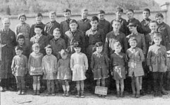 Les écoliers et l'instituteurs M. Michaud en 1959, huit ans avant la disparition de l'école dans les eaux du lac
