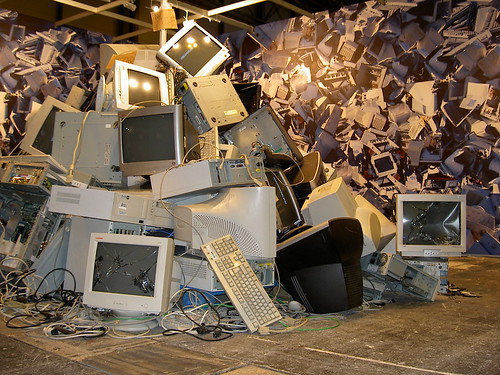 Montaña de basura electrónica en el SIMO 2007