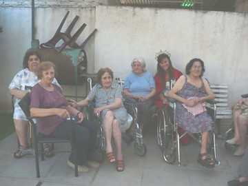 La 52º Reina Nacional del Maní junto a las abuelas del -Hogar Geriatrico- de la Fundación Hernando