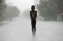 Niño bañandose en huracán