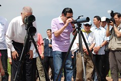 馬英九總統及吳敦義院長實地瞭解淡水河口濕地環境。圖片來自：環保署。