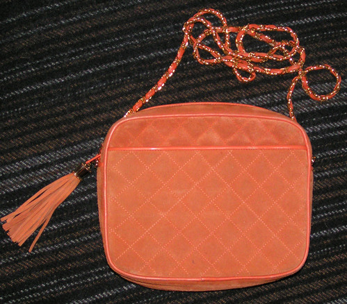 Orange väska.
