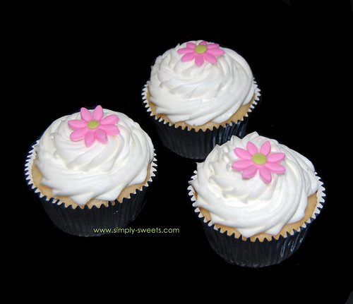 pink daisy cupcakes