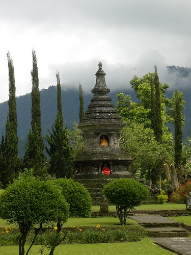 Temple by Lake Bratan ,Bali por mikescottnz.