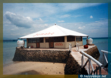 Jomabo island: satellite huts
