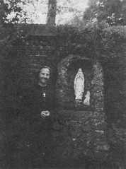 Gertrud Fink, Düren, bei der Lourdesgrotte im Garten Engelbert Knipprath's