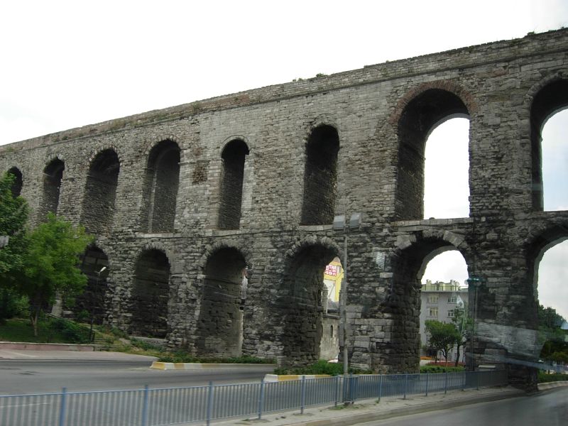 前往Taksim Square的路上，就會看到古羅馬水道牆！