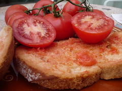receta del auténtico pan con tomate o pa amb tomaquet