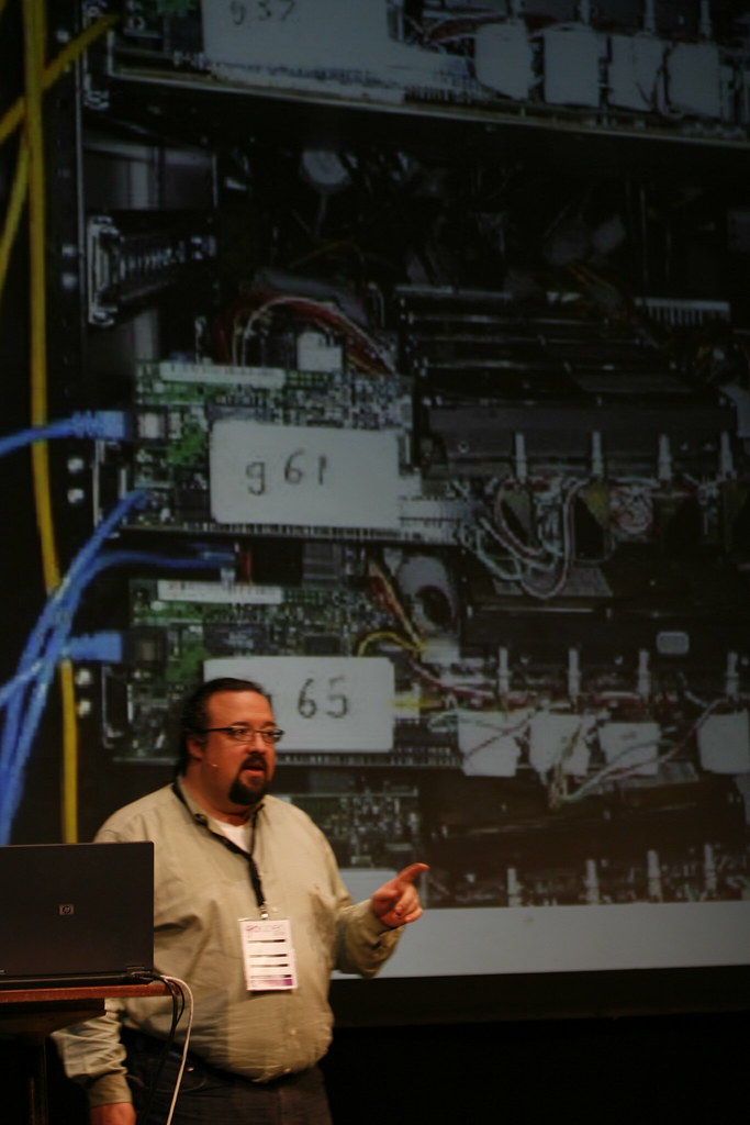 Chris DiBona fra Google forklarer hvordan de første serverne hos Google ble bygd