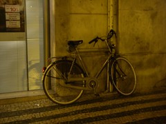 Bicicleta holandesa estacionada em Lisboa, durante a noite