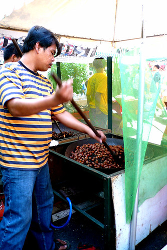 street vendor roasting castañas nut snack stirring big wok kawali Pinoy Filipino Pilipino Buhay  people pictures photos life Philippinen  菲律宾  菲律賓  필리핀(공화국) Philippines    