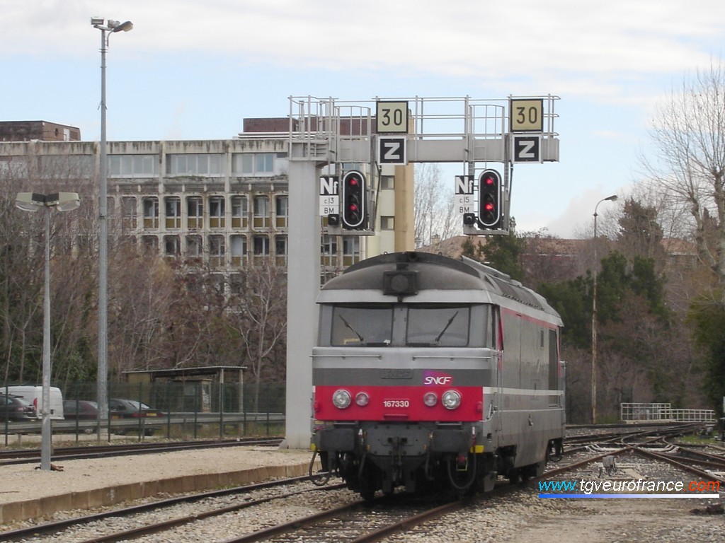 Une locomotive BB 67300 VFE SNCF stationne en gare d'Aix-en-Provence le 4 février 2008.