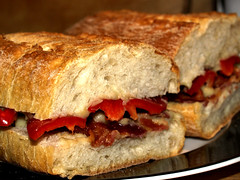 Sandwich med auberginecreme, rød peber og bacon