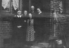 Gertrud Fink, Düren, vor dem Hause des Herrn Engelbert Knipprath (vorne Mitte)