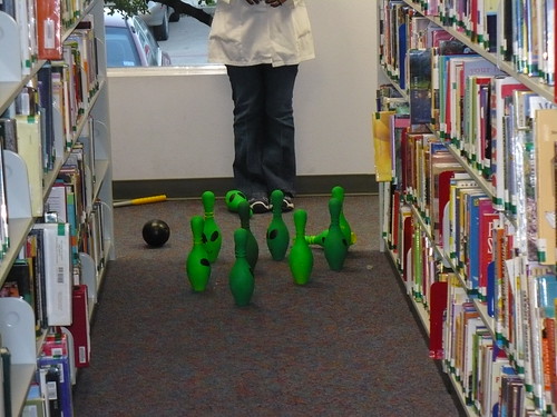 Boliche de aliens na biblioteca