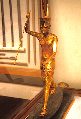 2.     Gilded wood statue of Tutankhamun harpooning. Only the torso and upper limbs of the king are missing, photo by Frank Rytell