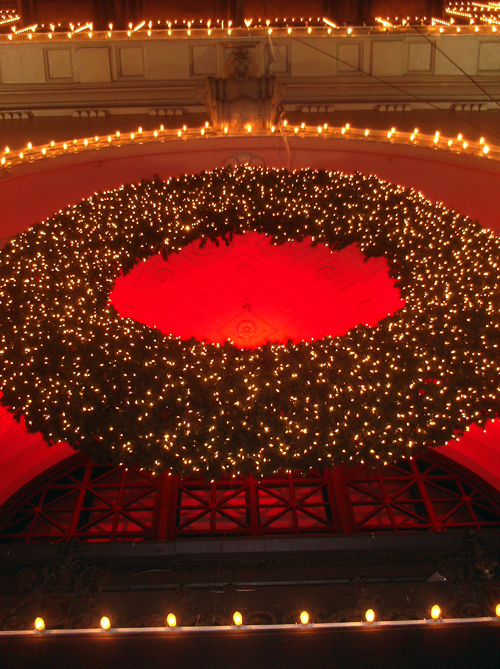 big Christmas wreath, Lord & Taylor, Fifth Avenue, Manhattan