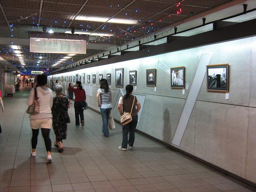 Underground photo gallery at Zhongshan station