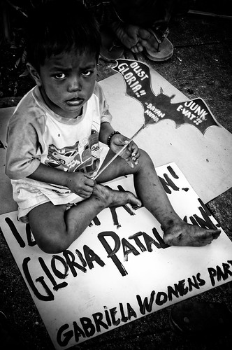  boy toddler sitting on protest placard sona Manila Buhay Pinoy Philippines Filipino Pilipino  people pictures photos life Philippinen  菲律宾  菲律賓  필리핀(공화국)     