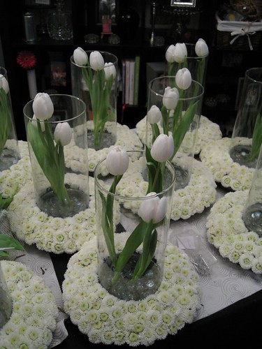 Tulip Centerpieces This is interesting a circle of white flowers and glass