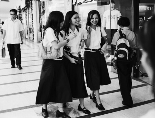  Glorietta Manila Makati schoolgirls walking commuting giggling smiling sidewalk street Buhay Pinoy Philippines Filipino Pilipino  people pictures photos life Philippinen      