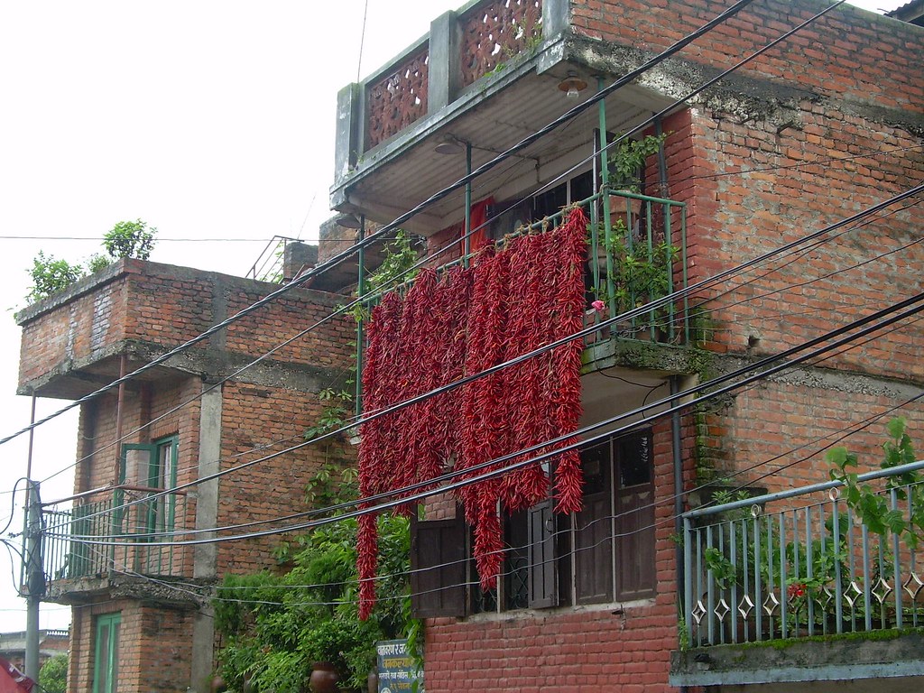 Guindillas rojas en los balcones de Khokana