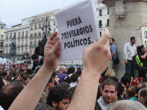 Cartel: "Fuera privilegios políticos"