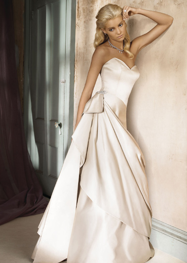 Alvina Valenta Wedding Gowns 2009 with column style and satin material make